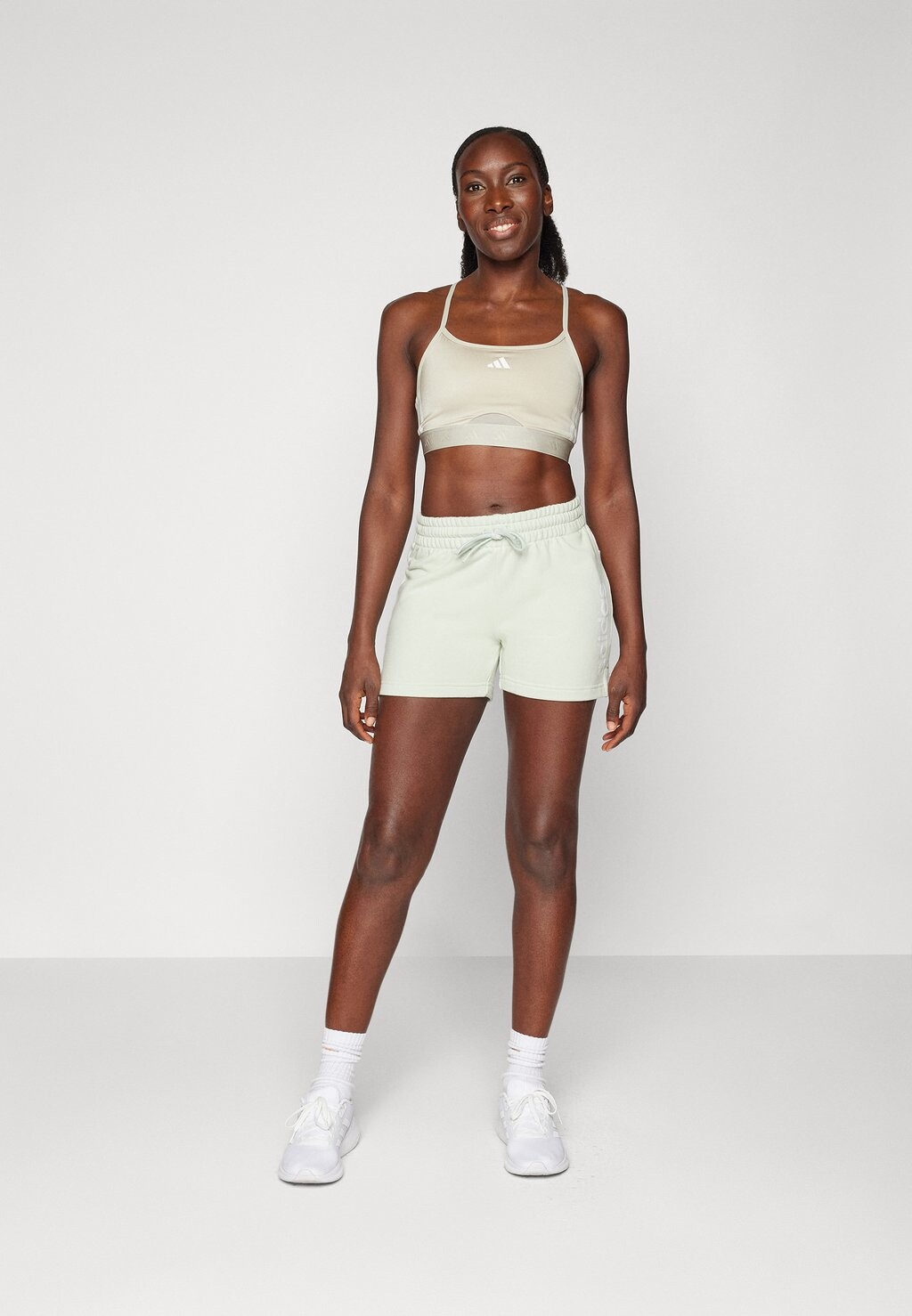 

Спортивные шорты Essentials Linear Short adidas Sportswear, лен зеленый
