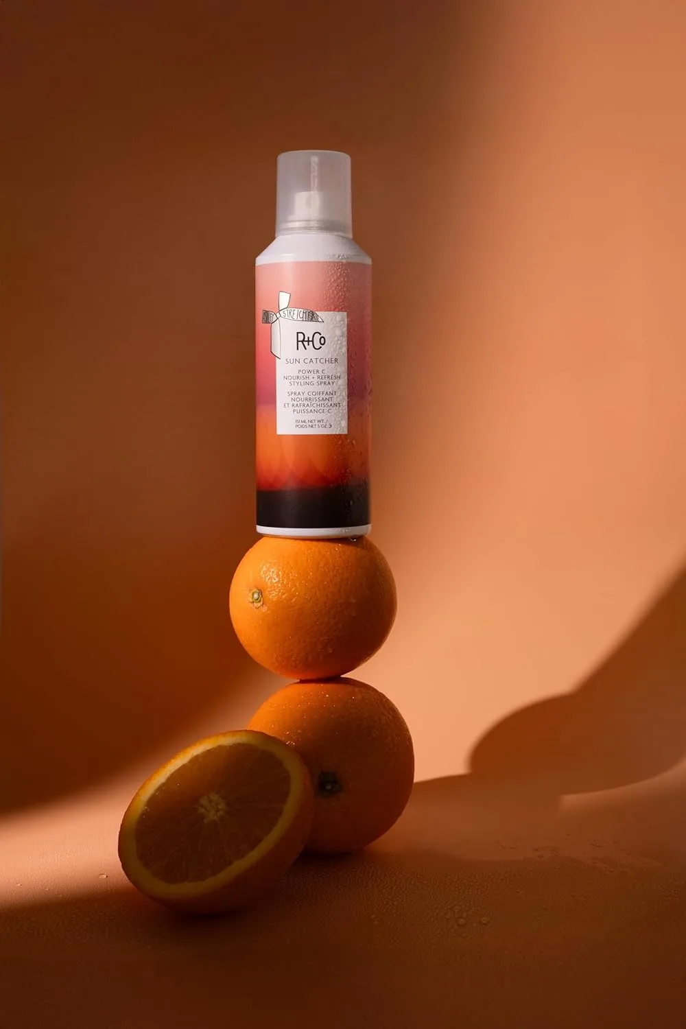 R+Co SUN CATCHER Power C Nourish + Refresh Styling Spray, несмываемый спрей с витамином C, защита от нагрева до 450°F, ультрафиолета и загрязнений, увлажнение с гиалуроновой кислотой и веганскими пептидами Пробник (1 шт.) — фото 2