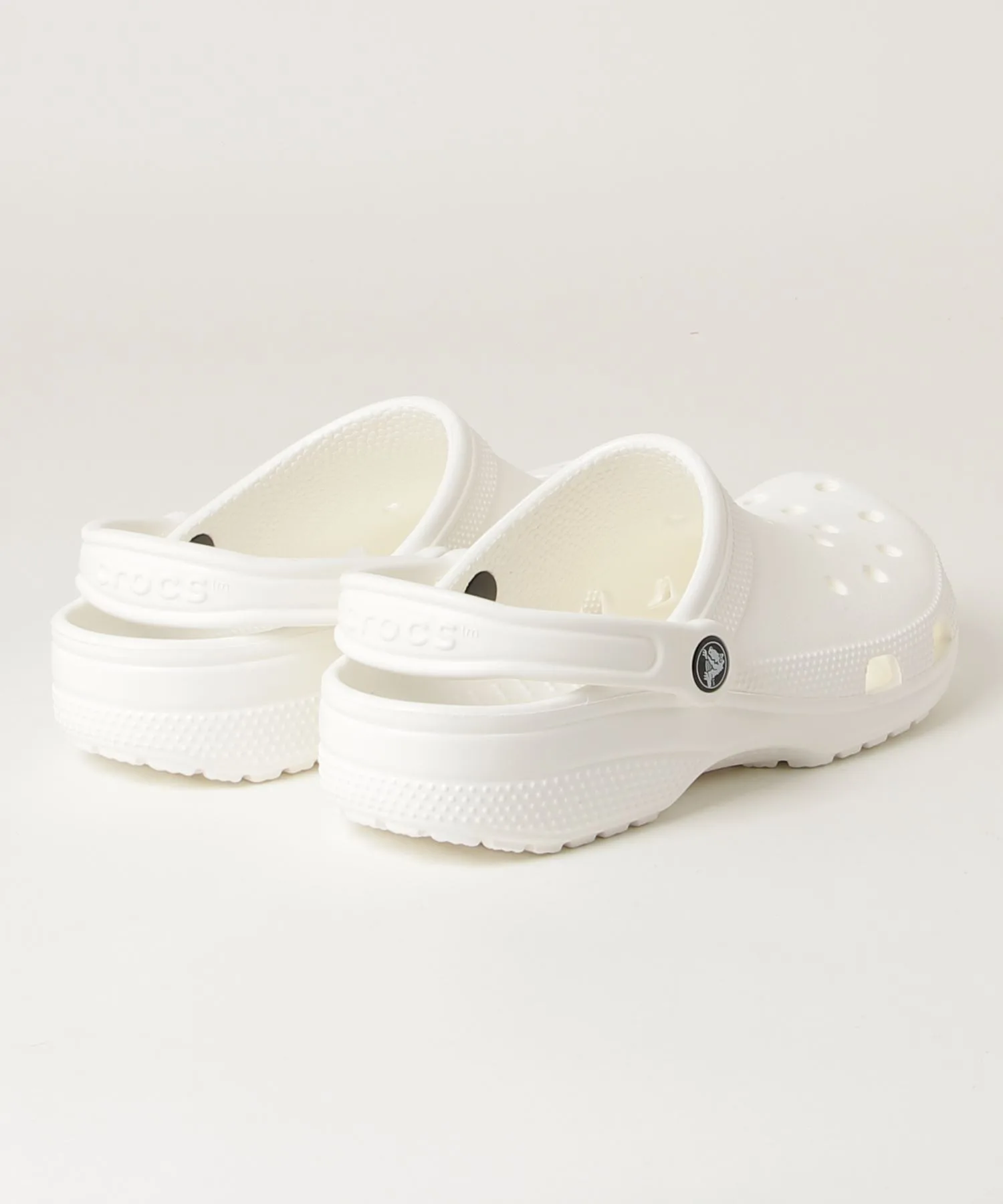 Универсальные сандалии из легкого материала Crocs Classic белые — фото 3