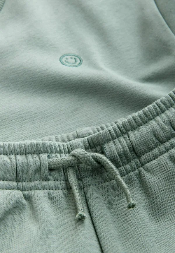 Однотонный спортивный костюм с круглым вырезом и однотонной отделкой. Next, Sage Green — фото 2
