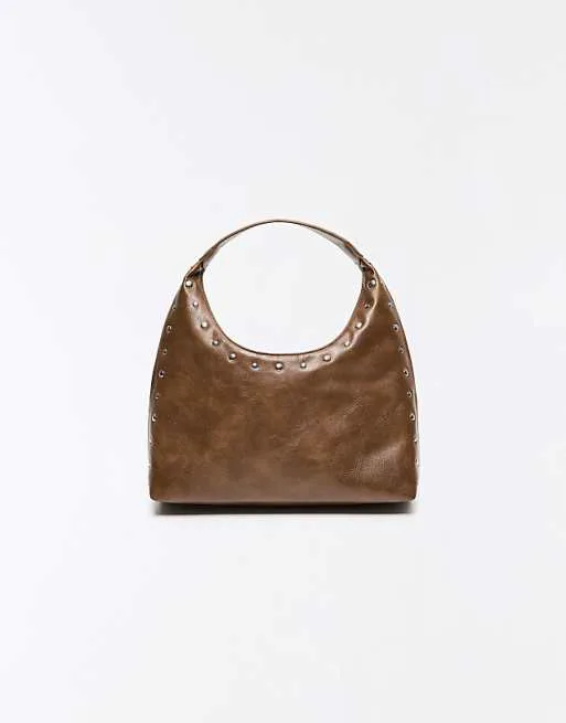 

Коричневая сумка-мешок с эффектом кожи с заклепками Bershka