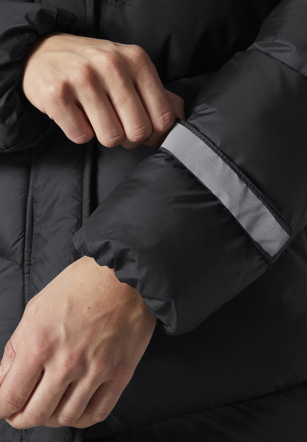 

Зимнее пальто EXPLORER PUFFY Helly Hansen, черный