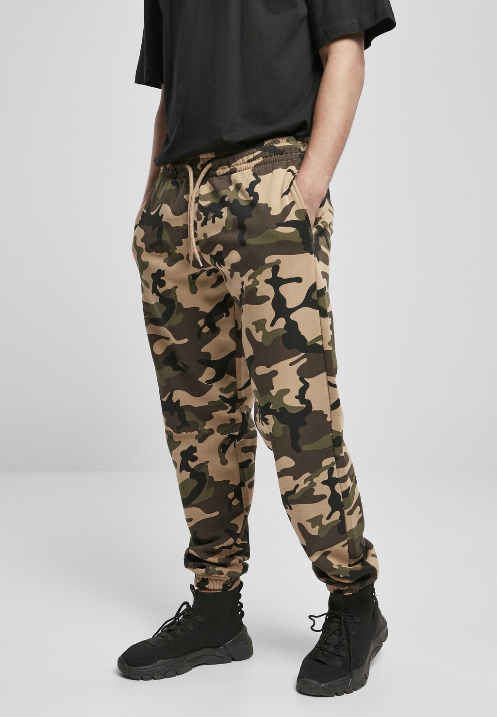 

Спортивные брюки BASIC CAMO Urban Classics, камуфляж под дерево