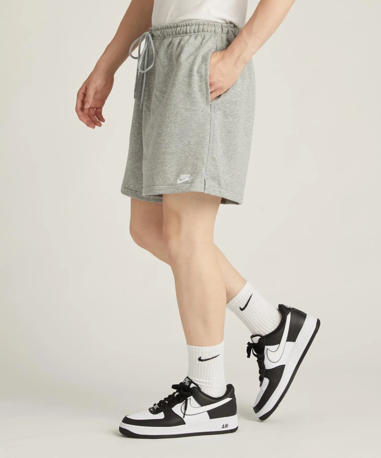 《В наличии комплект》 Мужские шорты Nike Club из французской махровой ткани FN3521-063, темно-серый меланж — фото 2