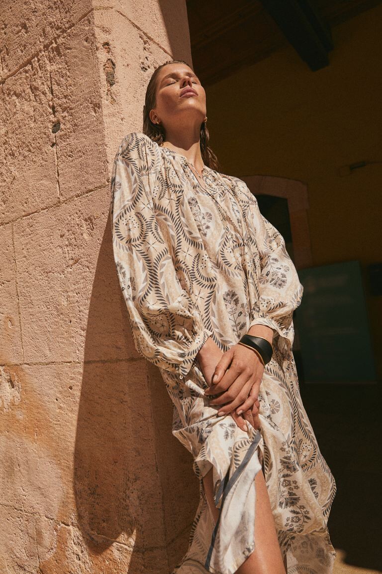 

Платье с объемными рукавами H&M, бежевый