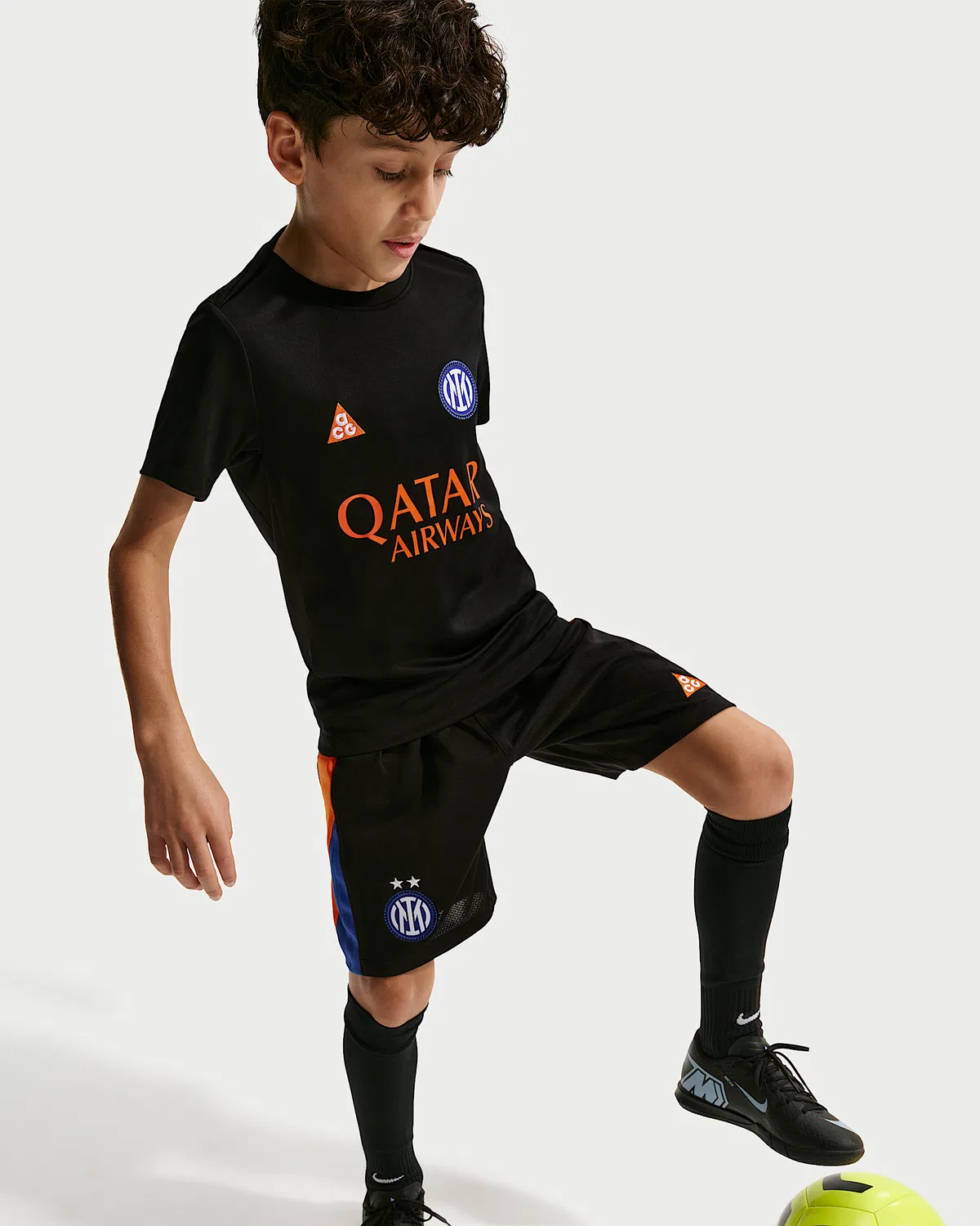 Детская футболка Nike ACG Dri-FIT с коротким рукавом Inter Milan Academy Pro SE, Black/Safety Orange — фото 3
