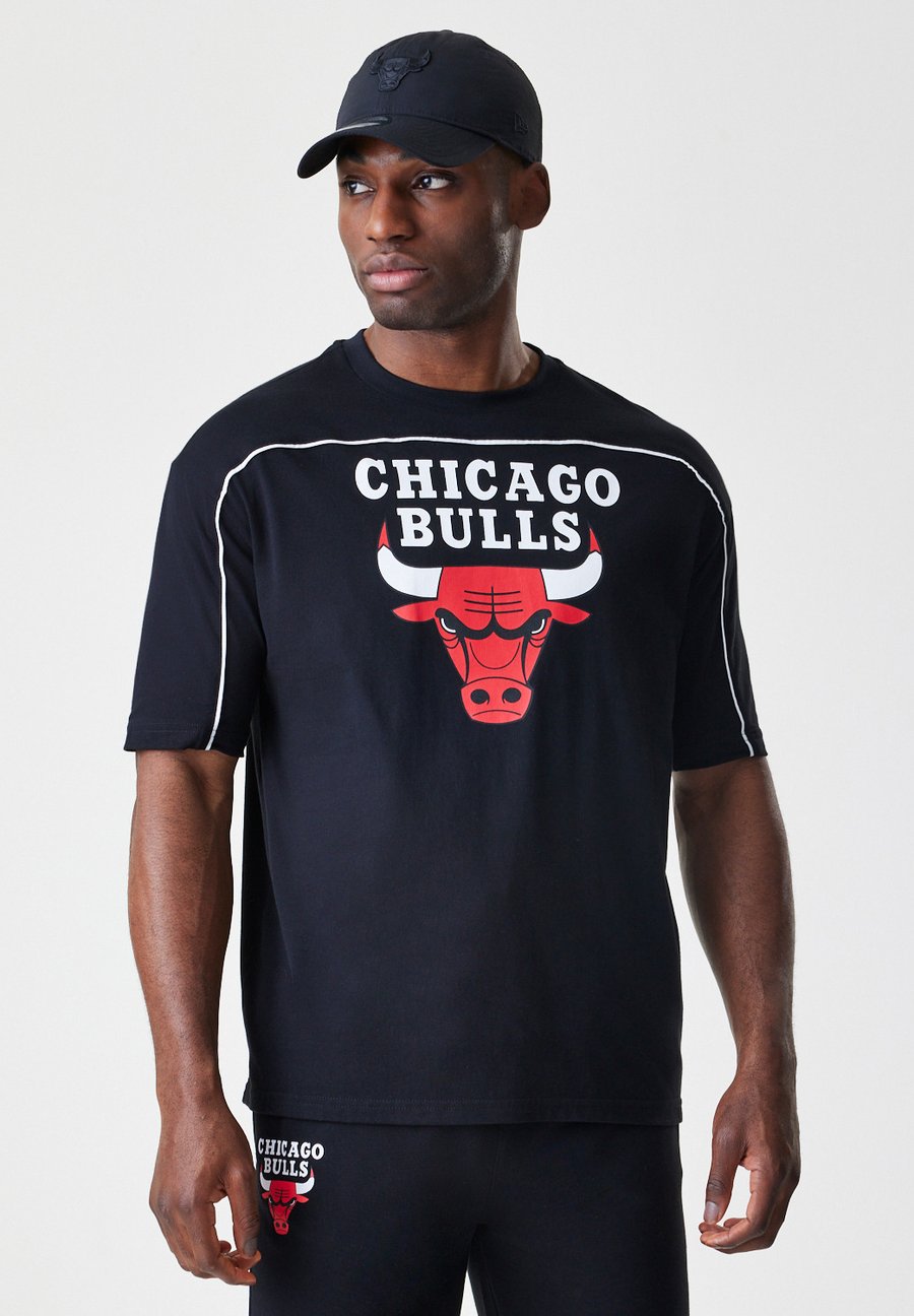 

Футболка New Era NBA CHICAGO BULLS PIPING TEE UNISEX, Black/Red/Black