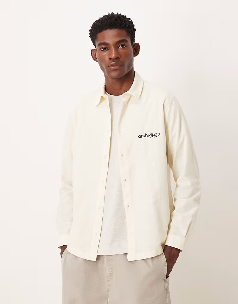 

Рубашка классического кроя с вышивкой на груди бежевого цвета Asos Design