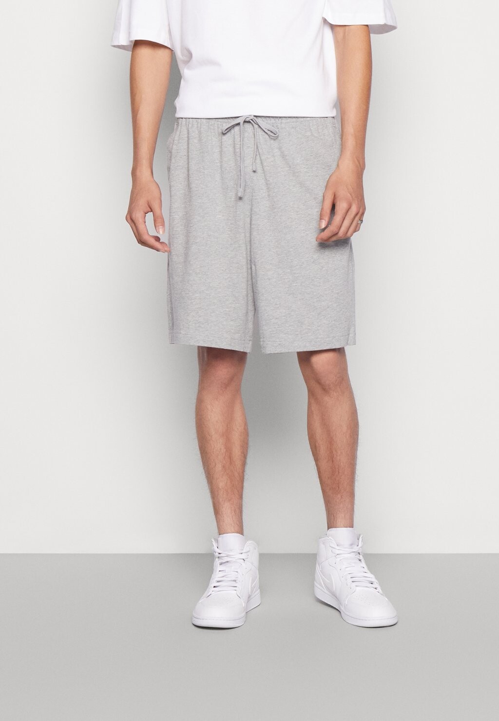 

Шорты CLUB Nike, серый вереск/белый