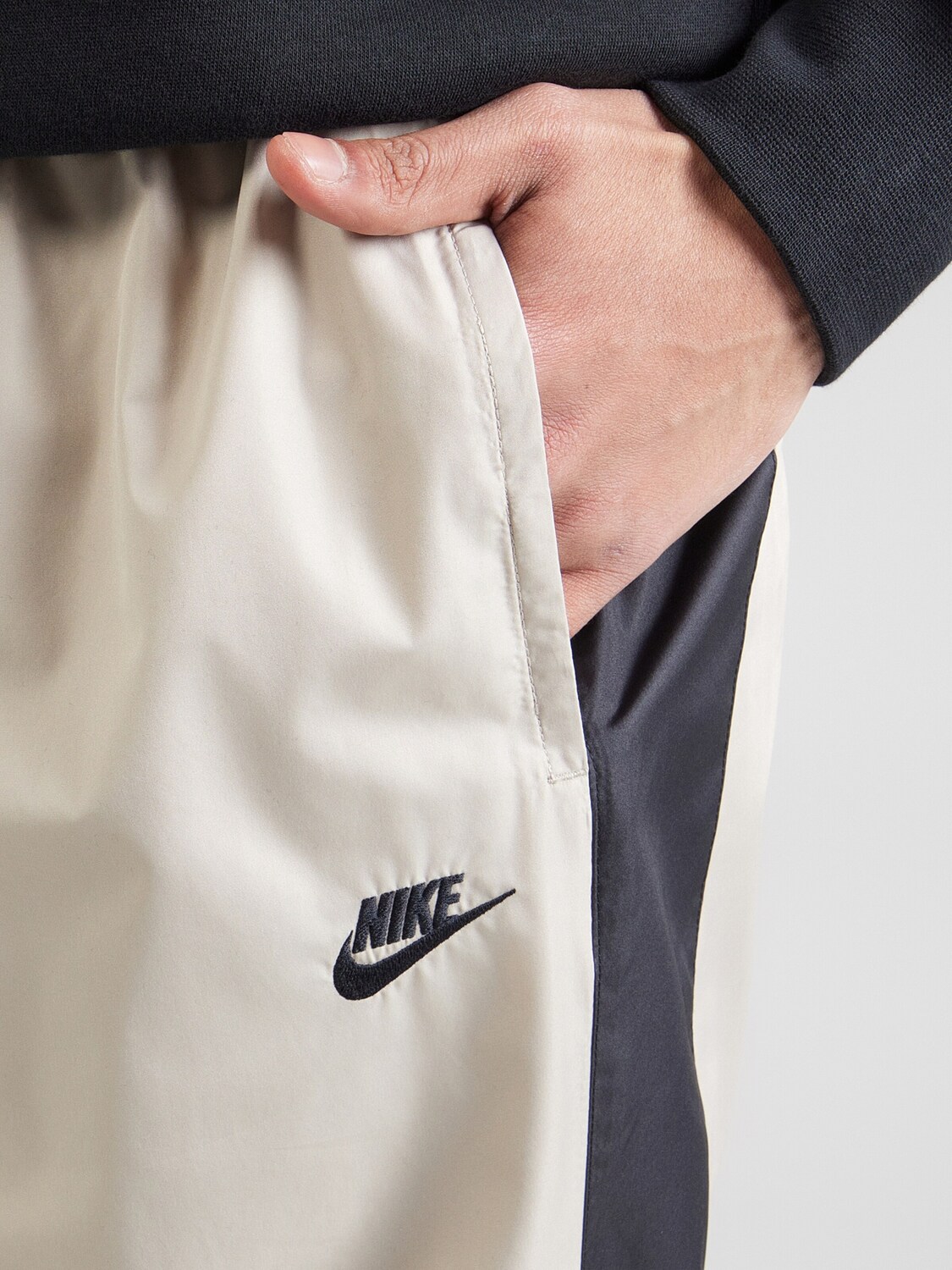 Nike Sportswear Брюки-чинос кремового цвета — фото 2