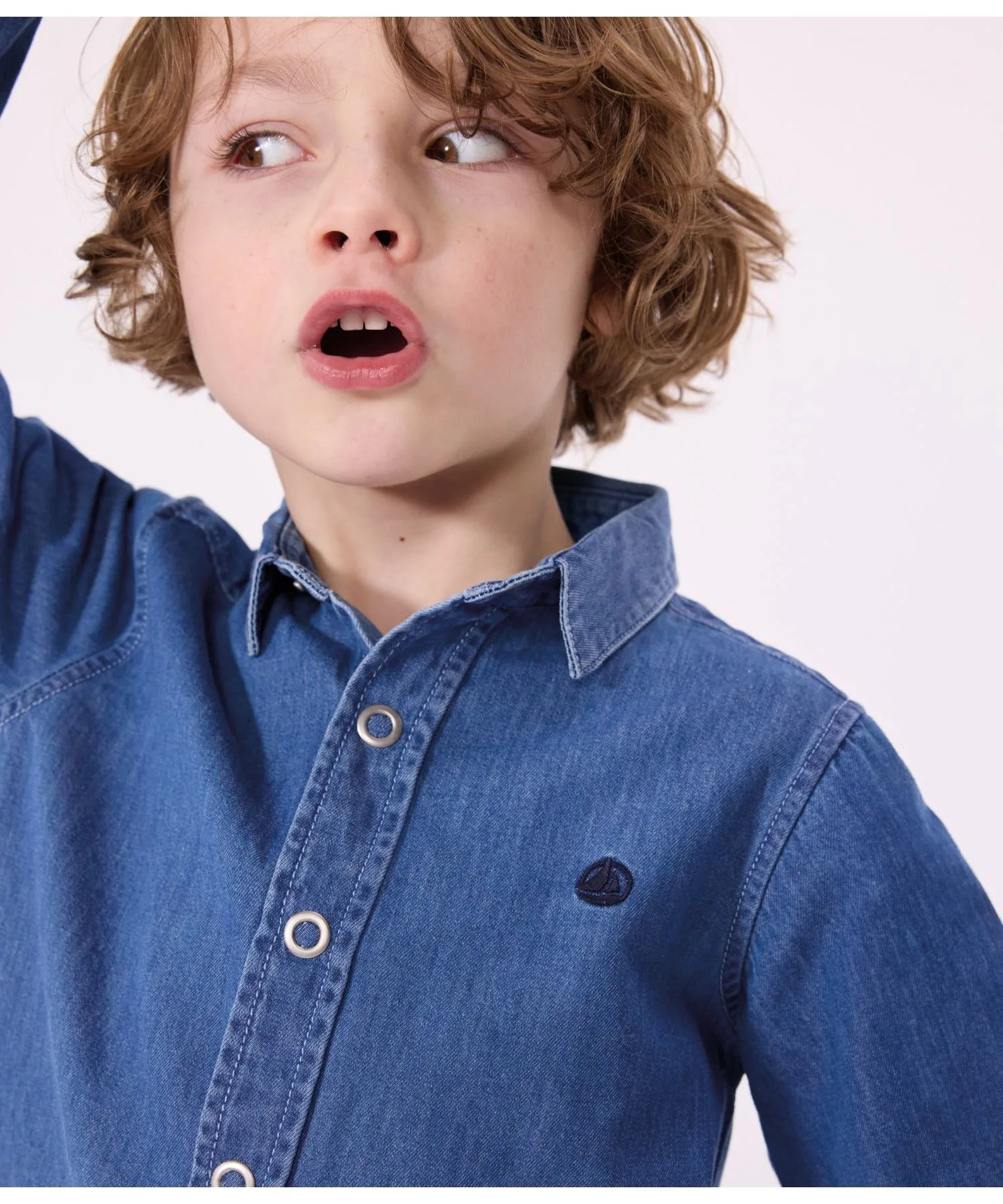 Детская рубашка из органического хлопка Denim Shirt PETIT BATEAU синяя — фото 3