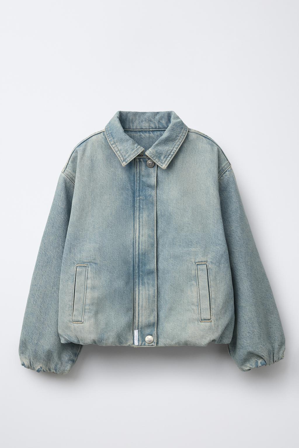 

Потертая джинсовая куртка-бомбер закрыта ZARA, синий