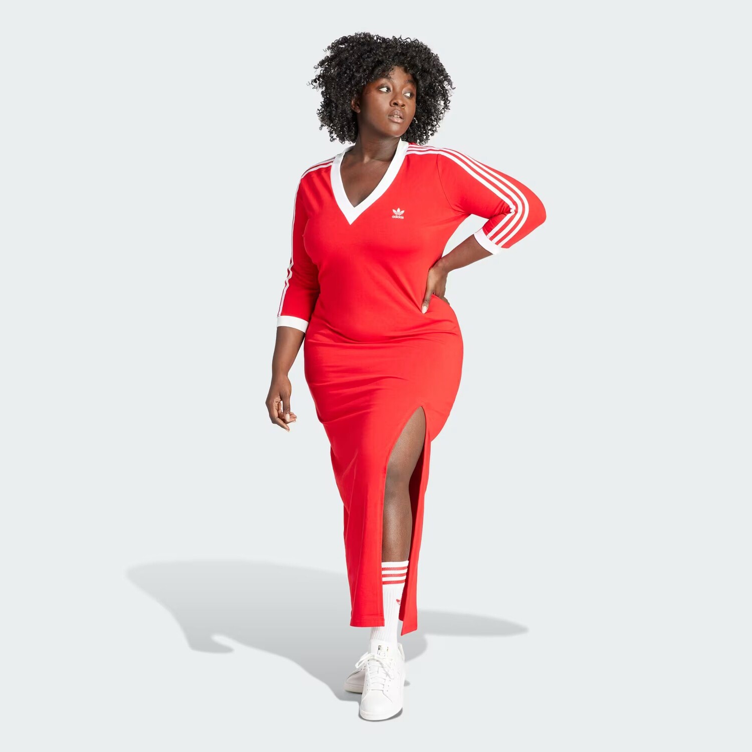 

Платье макси с 3 полосками и V-образным вырезом Adicolor Classics (большие размеры) Adidas, цвет Better Scarlet