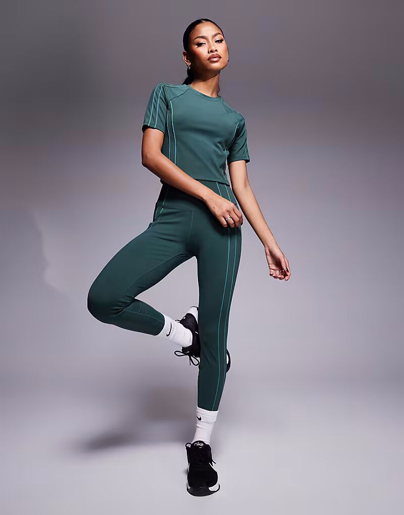 

Леггинсы Nike One Training Dri-FIT с высокой талией и светоотражающей окантовкой длиной 7/8 зеленого цвета
