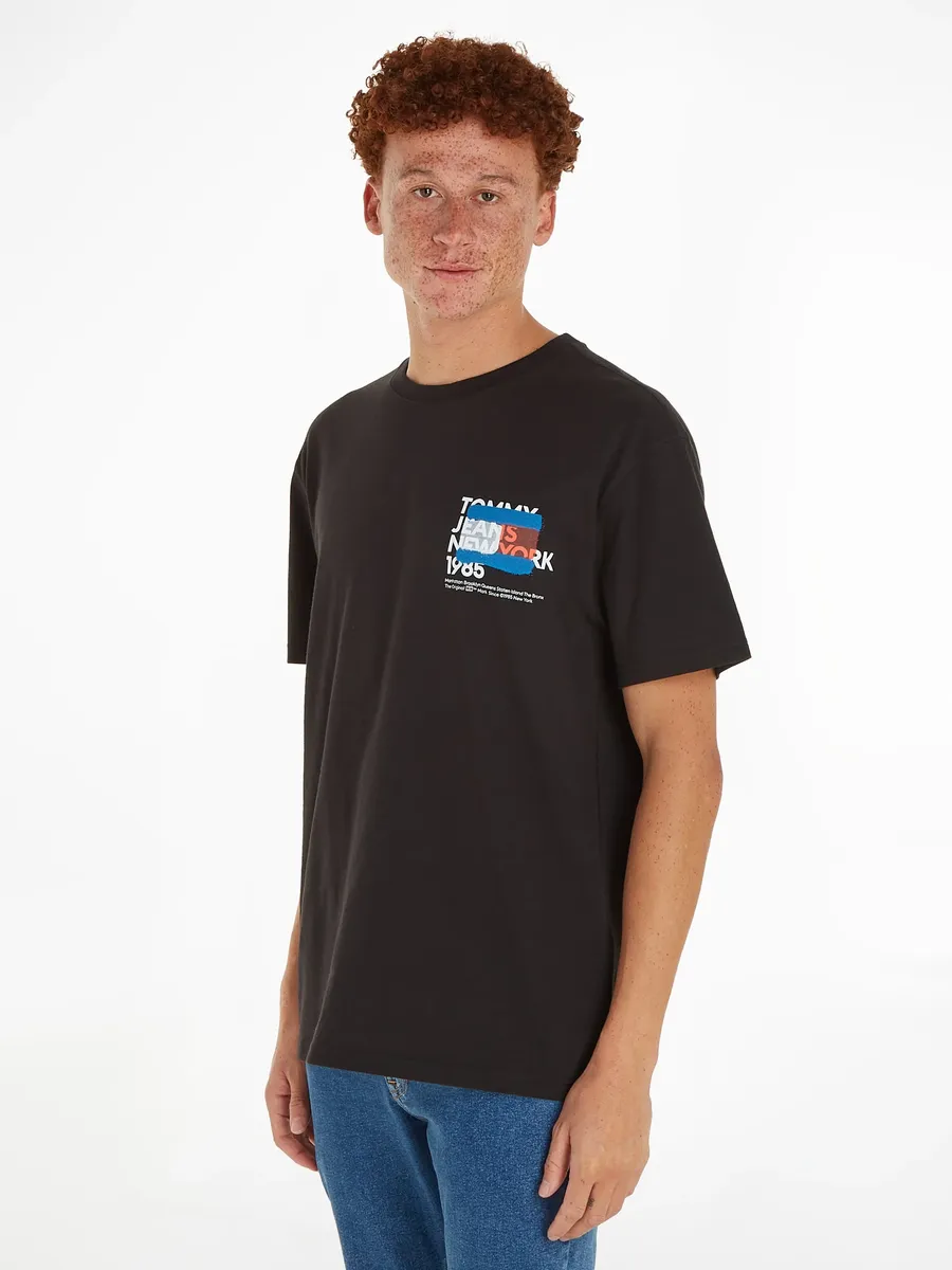 

Футболка Tommy Jeans "TJM TOMMY NY GRAFFITI FLAG TEE" с крупным принтом от Tommy Jeans, черный