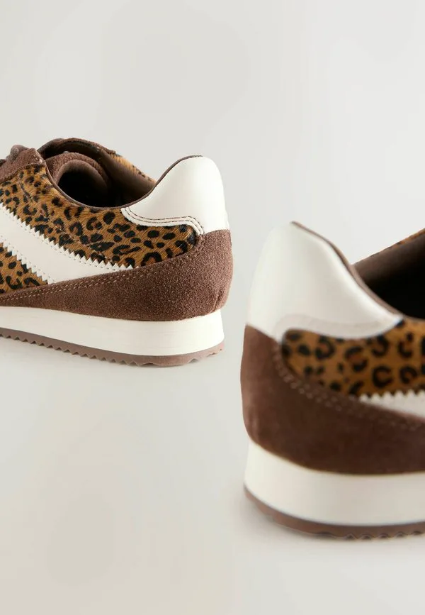Кроссовки в стиле ретро со шнуровкой и стандартным кроем Next, Suede Leopard Print — фото 3