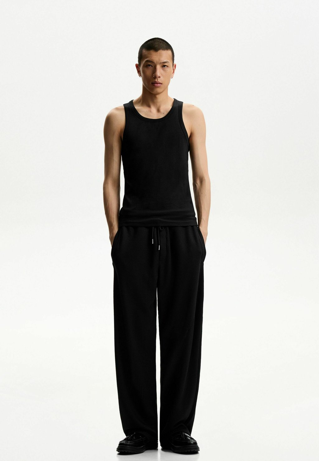 

Спортивные штаны WIDE-LEG Bershka, черный