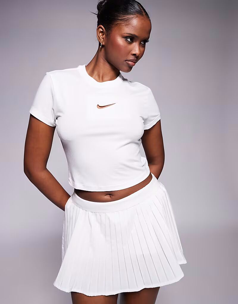 

Укороченная футболка Nike Chill белого цвета