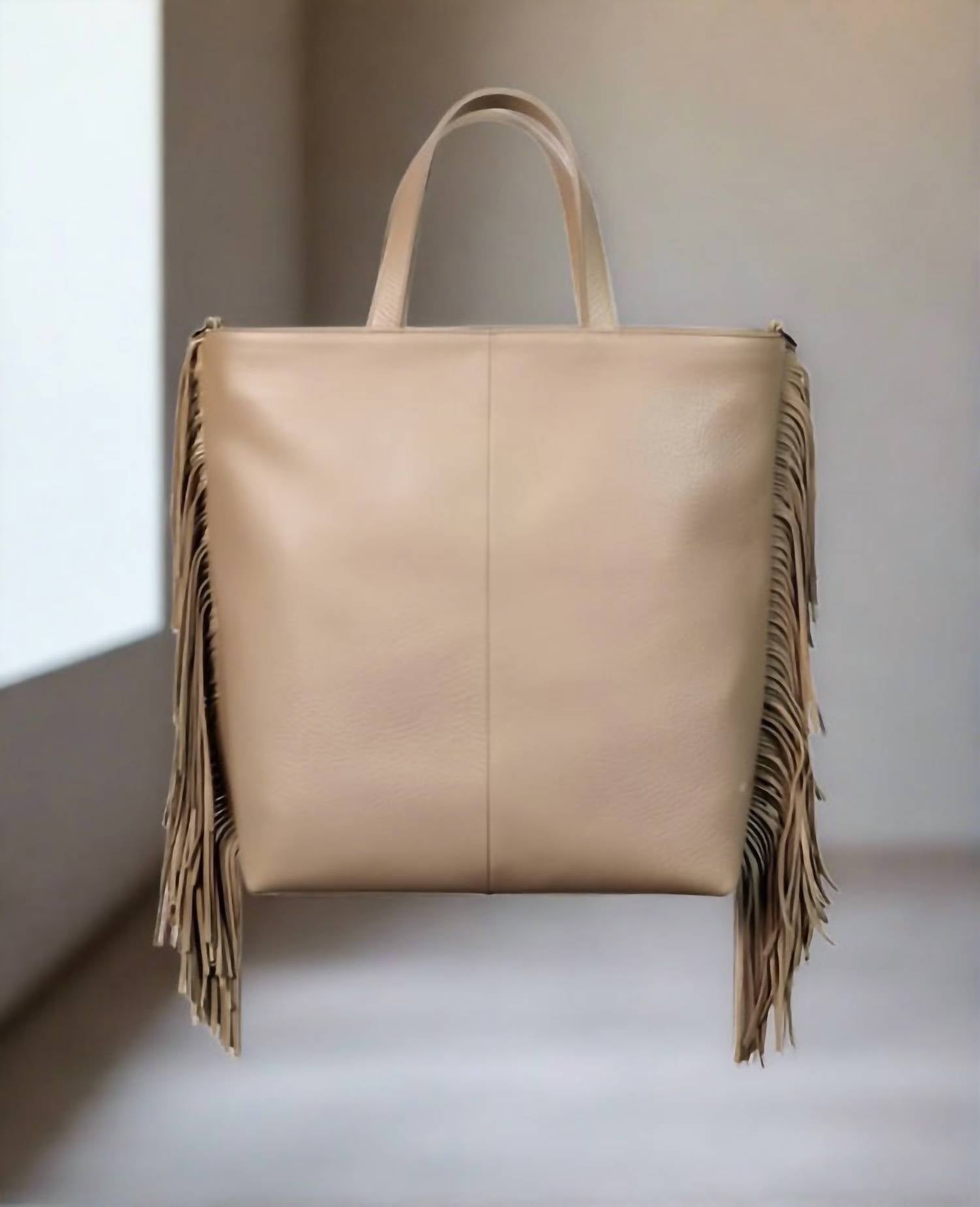 

Женская бахромастая сумка-шоппер Karma в бежевом цвете Berge