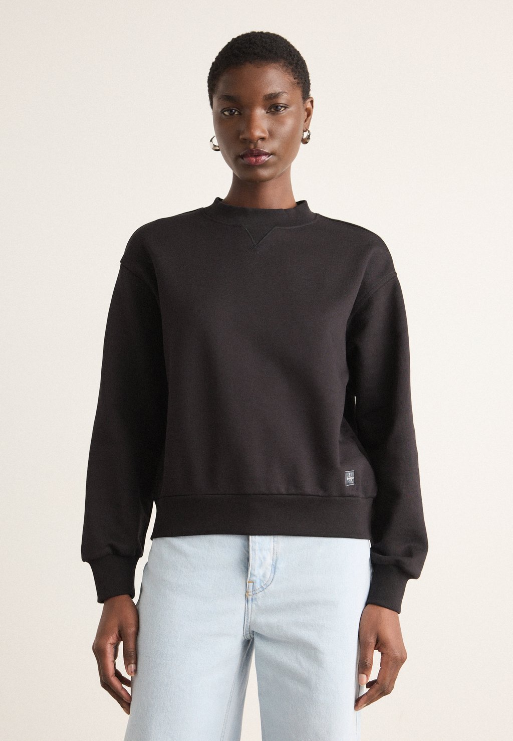 

Толстовка BADGE LOGO CREW Calvin Klein Jeans, черный
