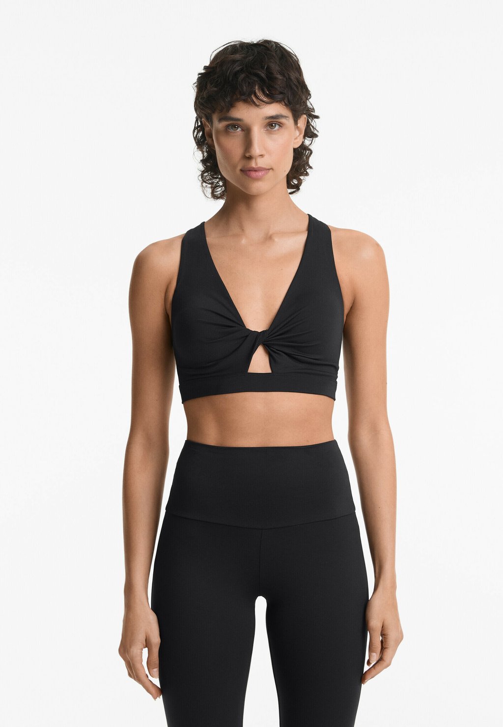

Спортивный бюстгальтер средней поддержки MEDIUM-SUPPORT TWIST COMFORTLUX WITH CUPS OYSHO, черный
