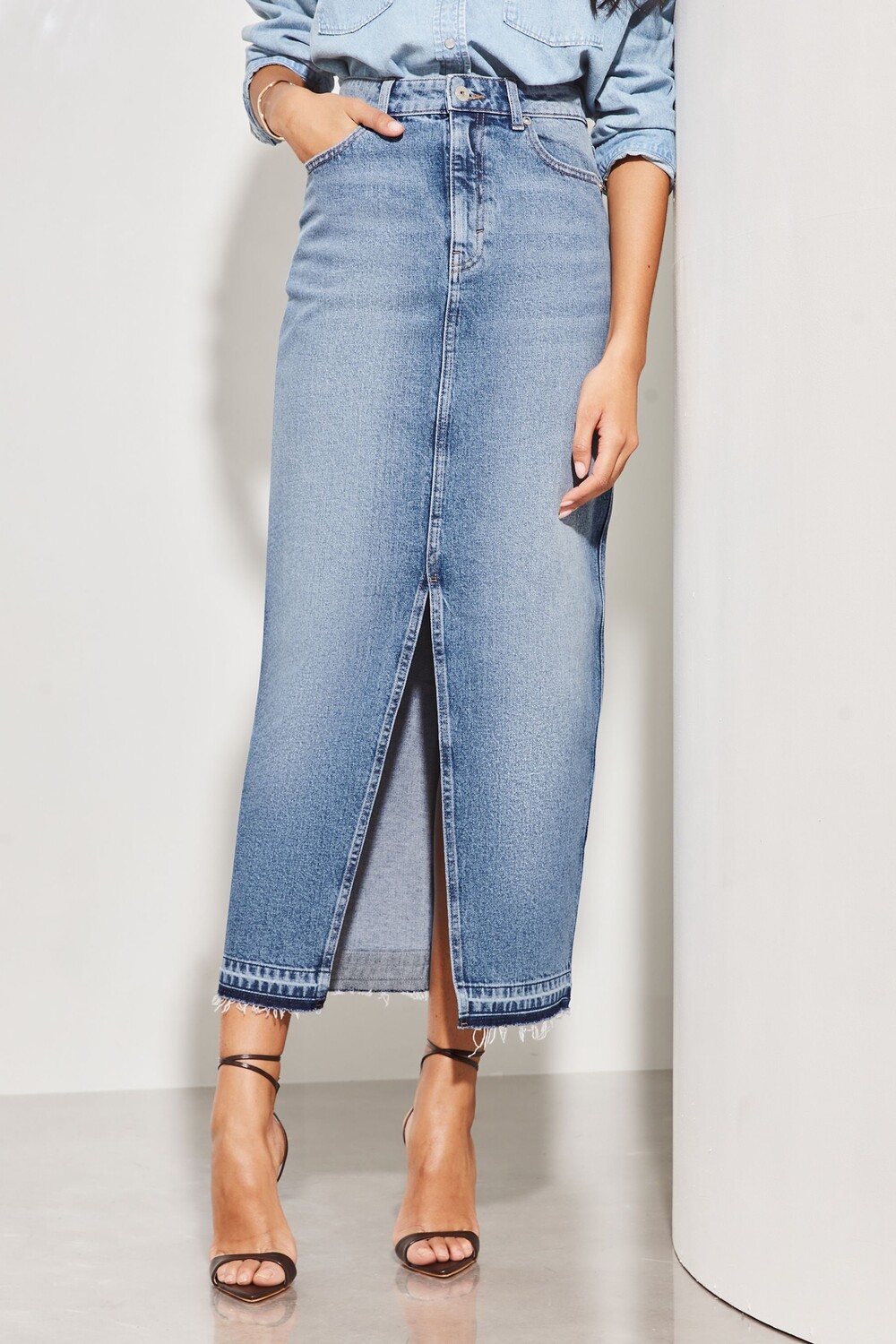 

Джинсовая юбка макси с высокой посадкой и разрезом спереди Lipsy, синий