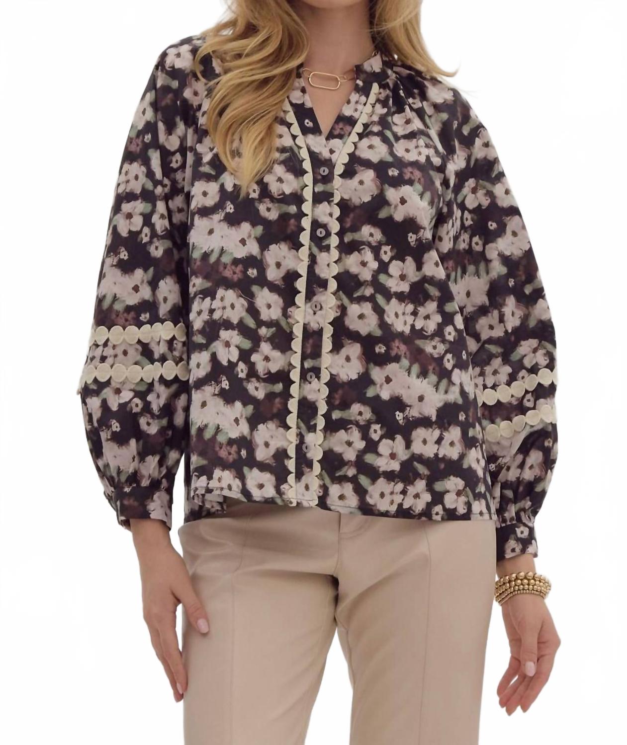 

Девни Флауэр блузка с V-образным вырезом и пуговицами в цветочном принте Entro, Floral