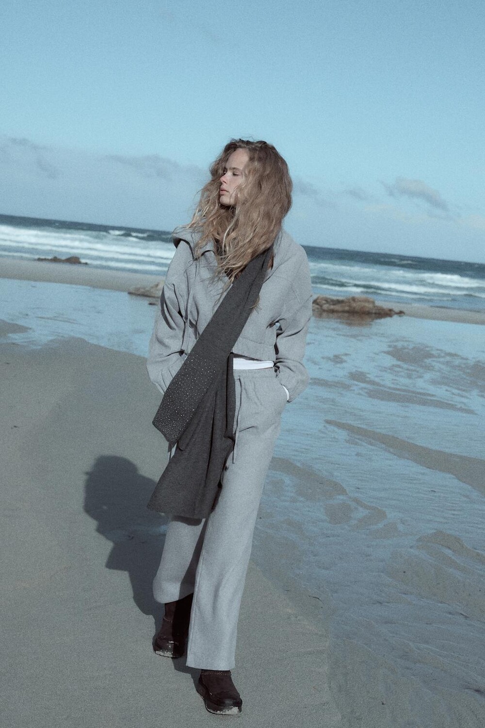 

Мягкая укороченная толстовка с капюшоном ZARA, светло-серый