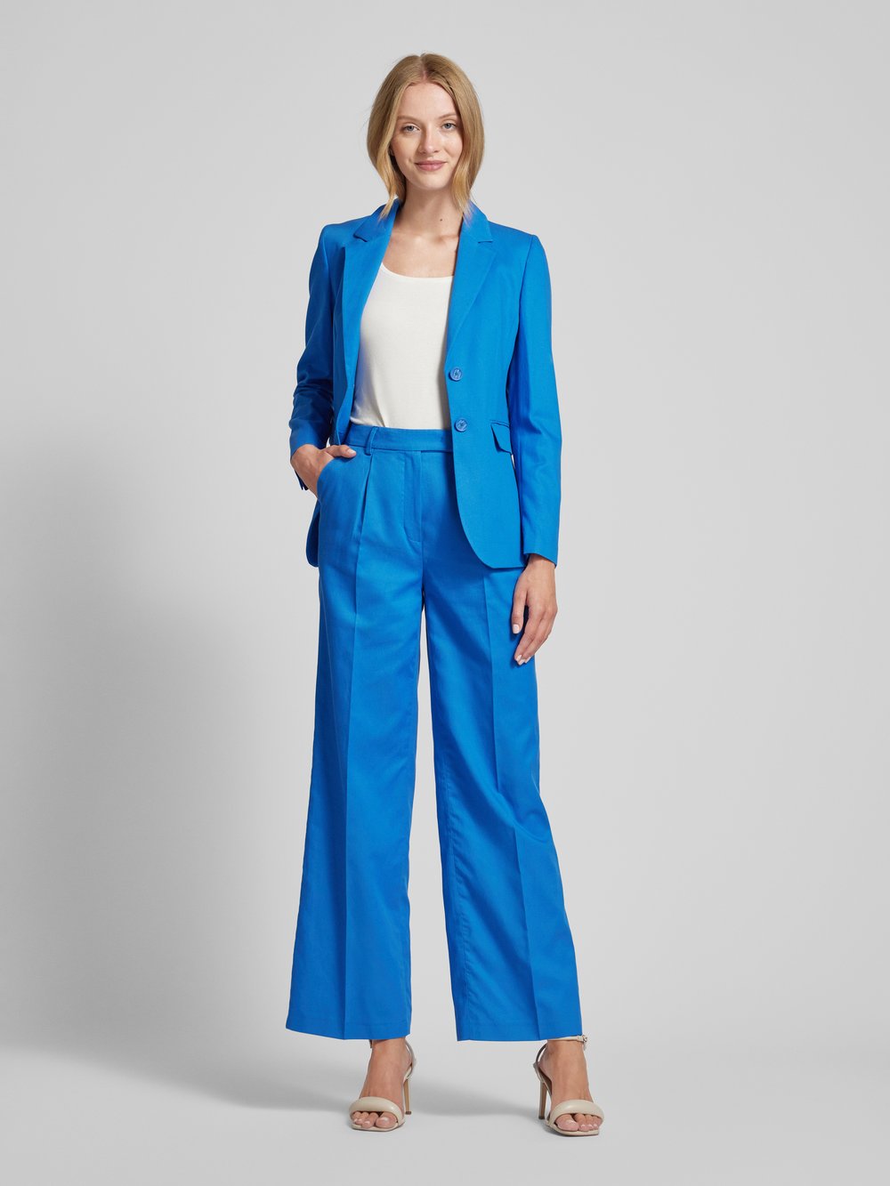 

Брюки прямого кроя со складками и шлевками для ремня More & More