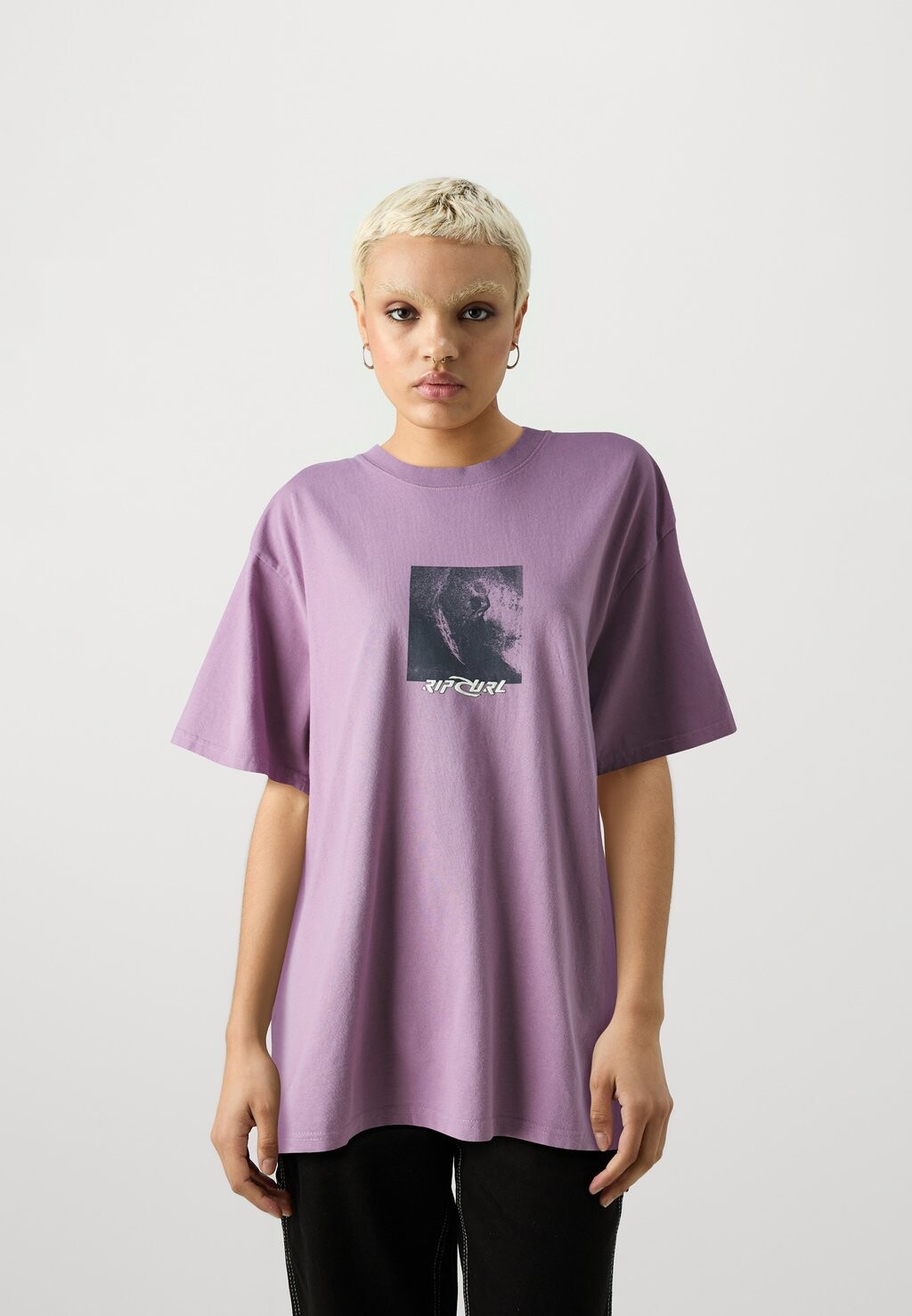

Футболка с принтом Quest Hack Tee Unisex Rip Curl, пыльно-фиолетовая
