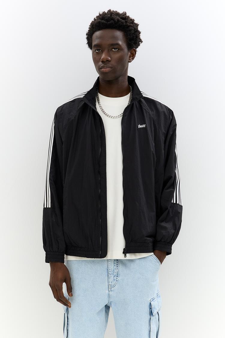 

Плащ с боковыми полосками Pull And Bear, черный