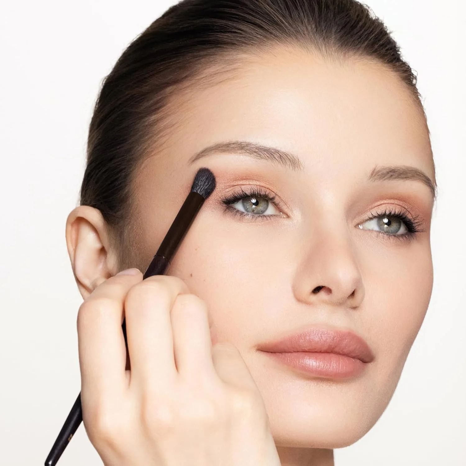 Женская кисть для контурирования скошенной складки века Trish McEvoy Brush 23 Petite 1 шт., brown — фото 2
