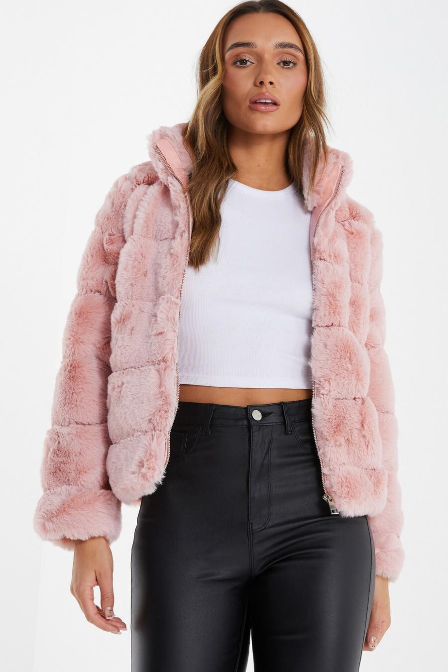 

Короткая стеганая куртка из розового искусственного меха QUIZ Clothing