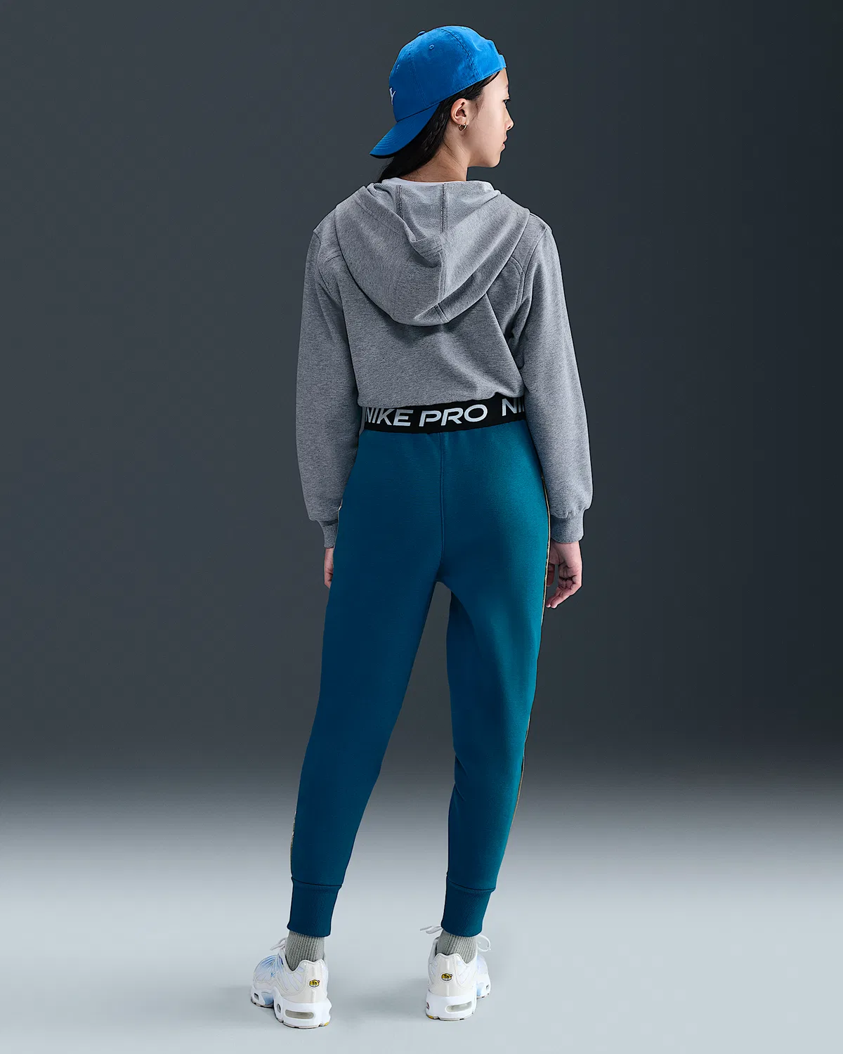 Детские (для девочек) свободные джоггеры Nike Sportswear Club Fleece, Green Abyss/Metallic Gold — фото 4