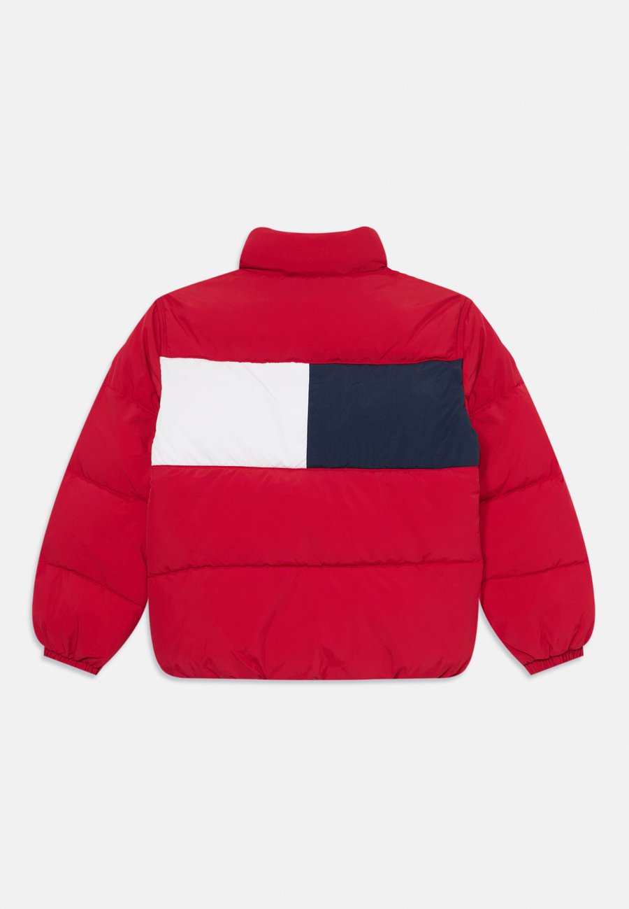 Зимняя куртка Tommy Hilfiger FLAG PUFFER JACKET UNISEX, Medium Red/Red — фото 2