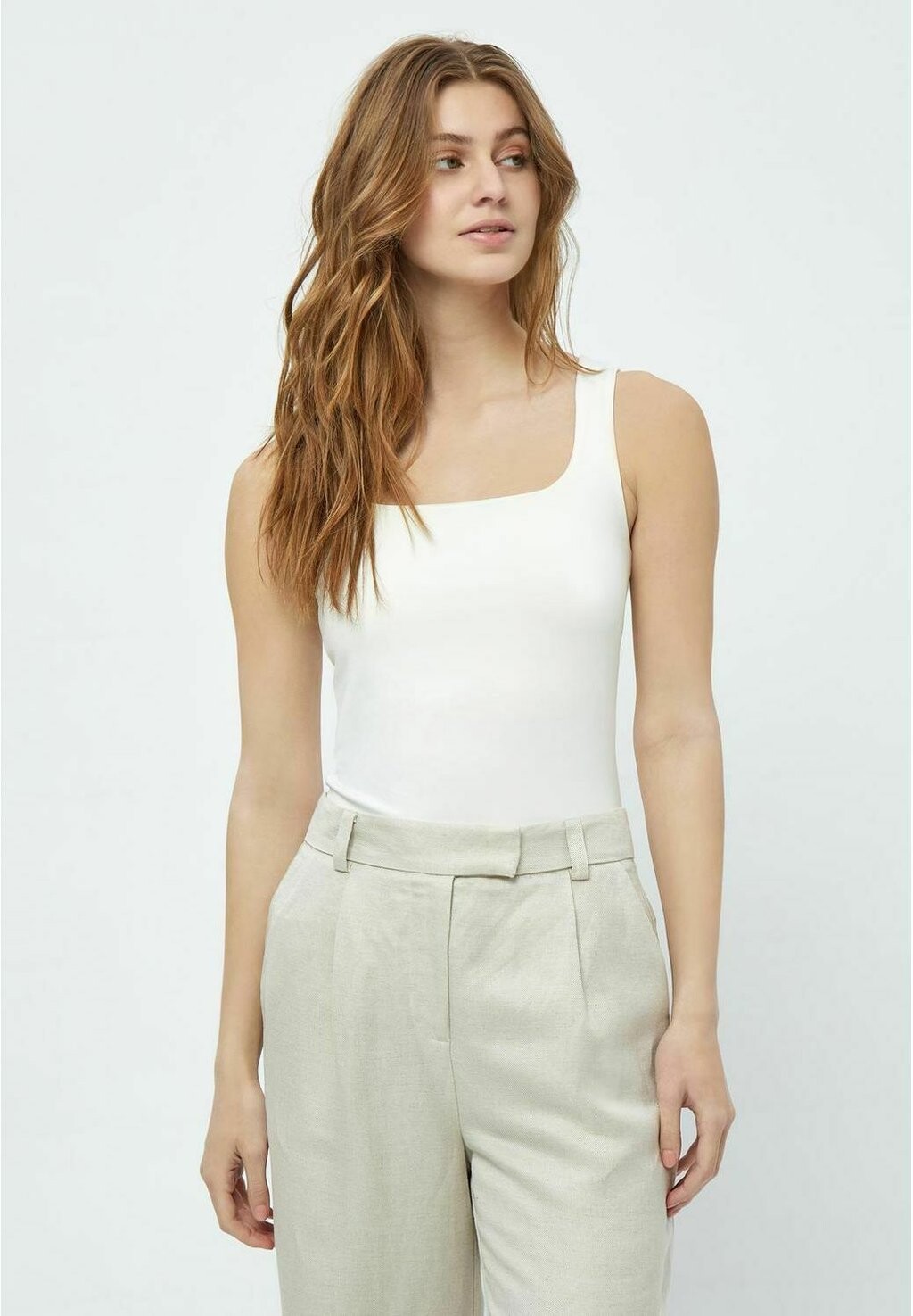 

Топ MISELVIA SQUARE NECK SLEEVELESS TOP Minus, цвет cloud dancer