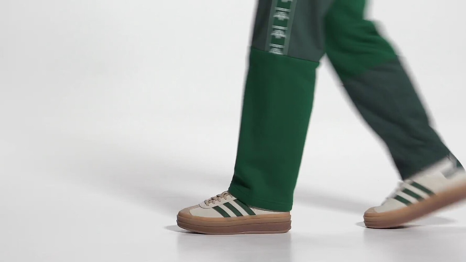 Gazelle Смелые туфли Adidas, цвет Cream White/Collegiate Green/Magic Beige — фото 2