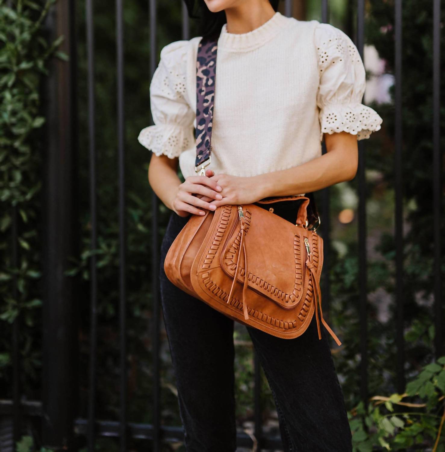 

Haven кросс-боди седловидная сумка в стиле бохо в коричневом цвете Modern + chic