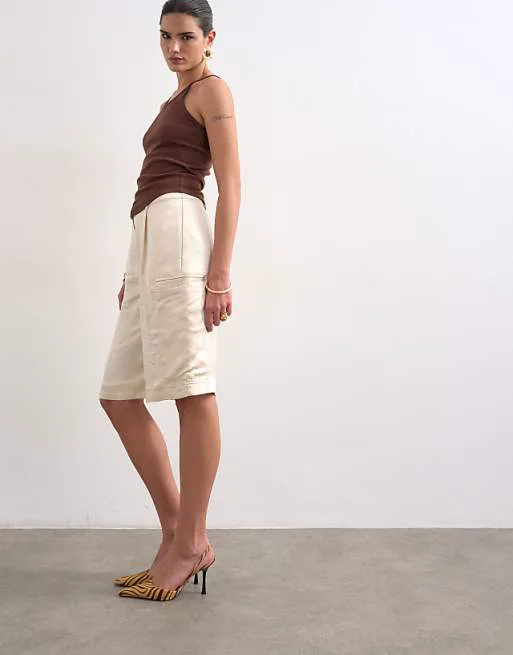 

Ярусные атласные шорты карго цвета экрю Topshop