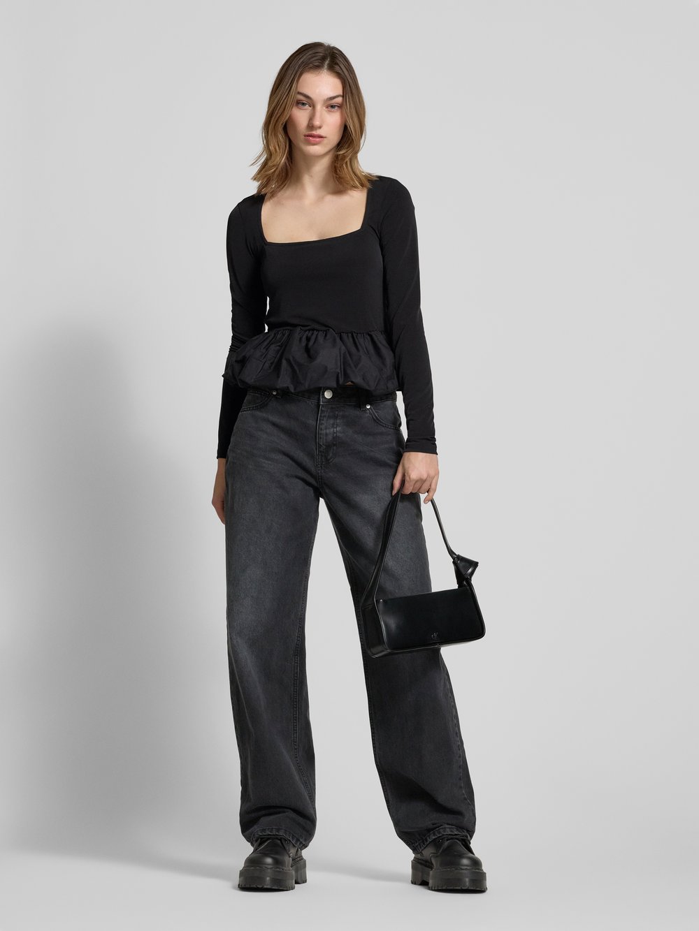 

Футболка с расклешенной юбкой Gina Tricot, черный
