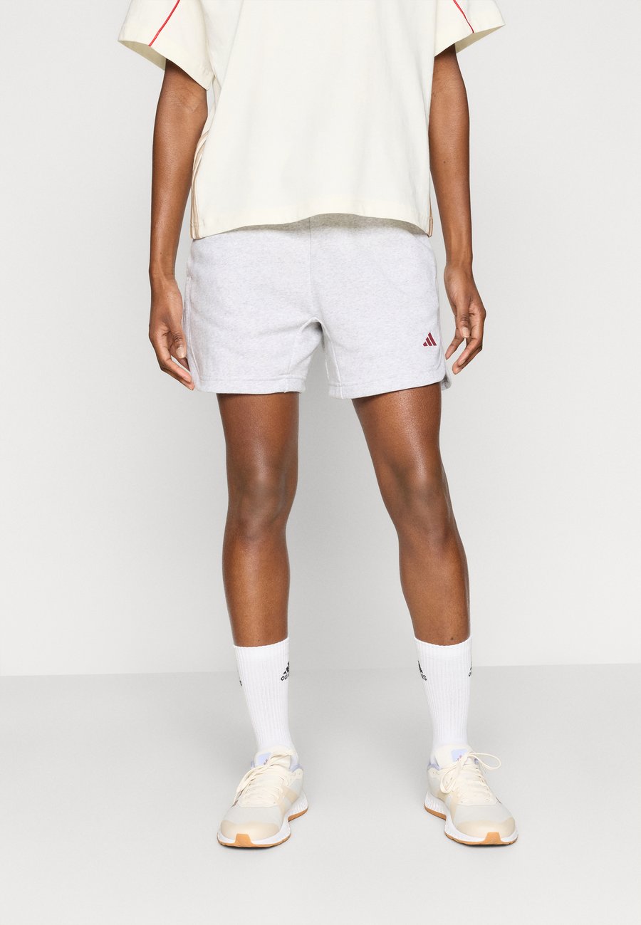 

Спортивные шорты Adidas Sportswear 3 STRIPES STUDIO LOOSE SHORTS, Light Grey Heather/Light Grey