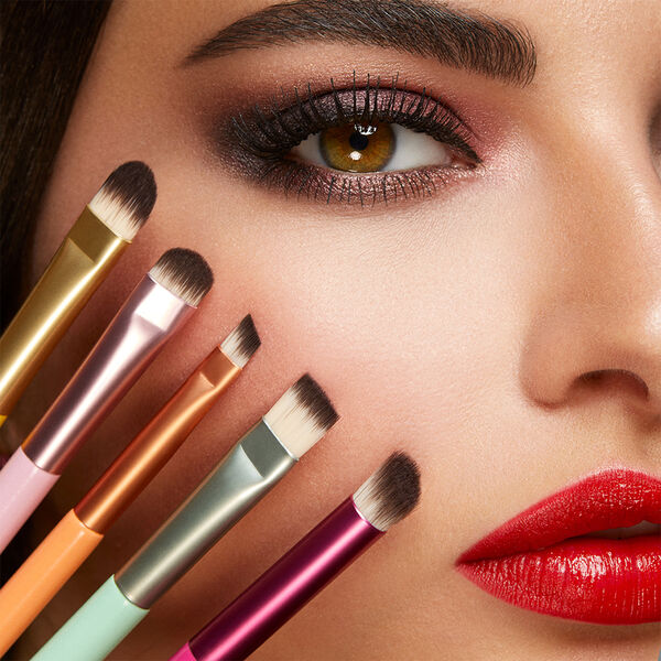 Кисть для глаз со скошенным кончиком, 1 шт. Kiko Milano Smart brush — фото 2