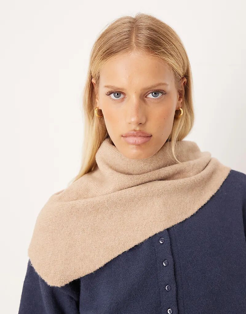 

Аксессуар: простой шарф-треугольник мелкой вязки натурального цвета