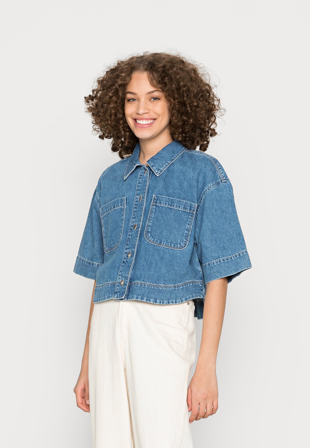 

Блуза ONLCLEA CROPPED ONLY, цвет Medium Blue Denim