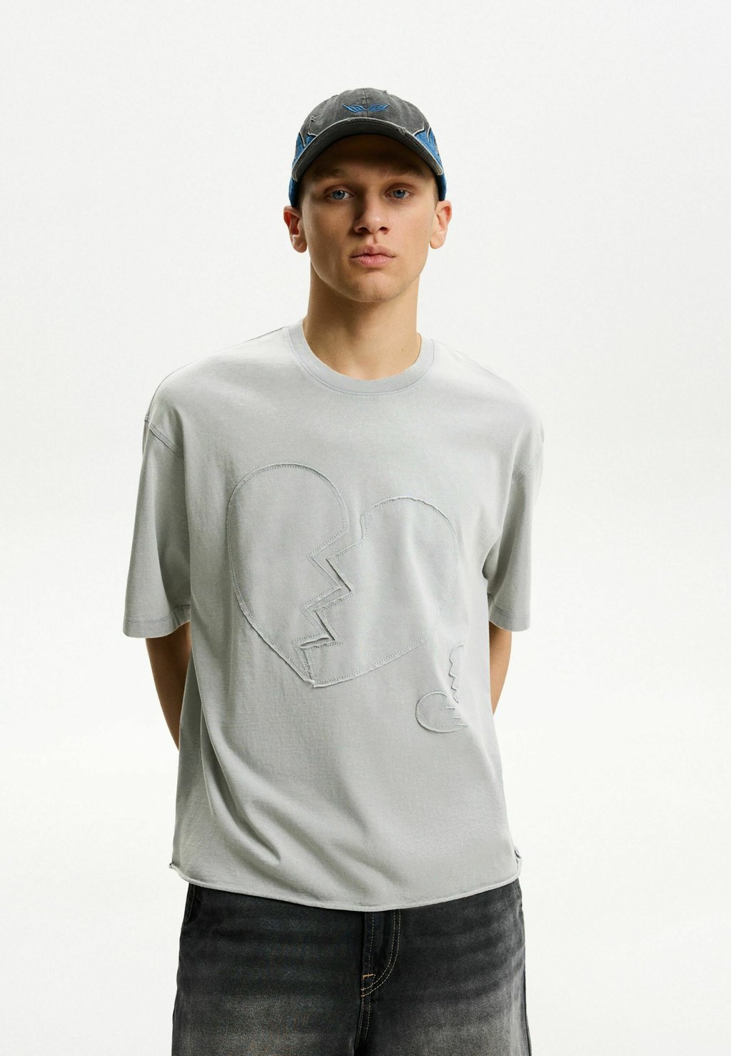 

Футболка с принтом Bershka, серый