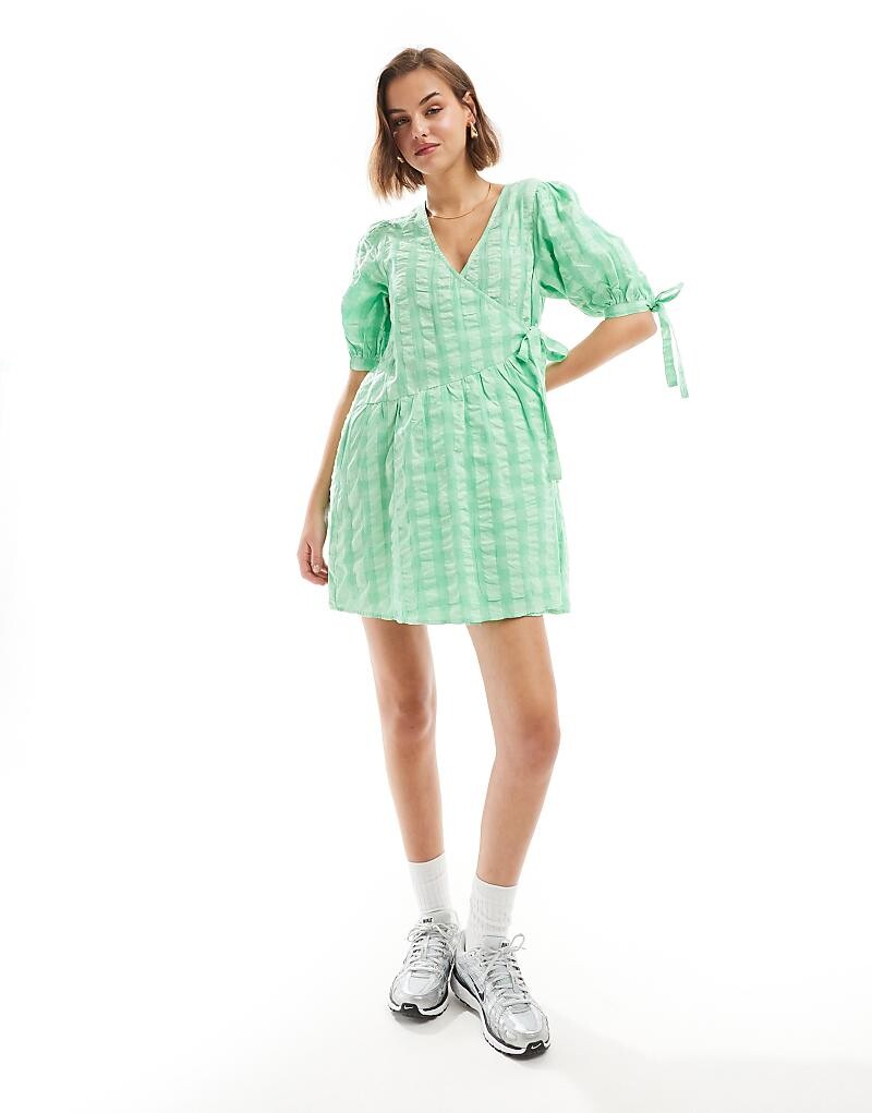 

Свободное платье мини с запахом и легкой клеточкой ASOS Design