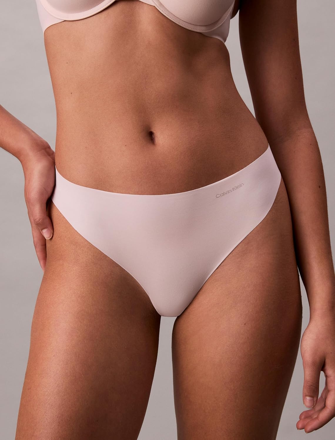 Женские бесшовные трусики-стринги Calvin Klein Invisibles, 5 шт., Red Stamp/Nymphs Thigh/Black/Cedar/Speakeasy — фото 3