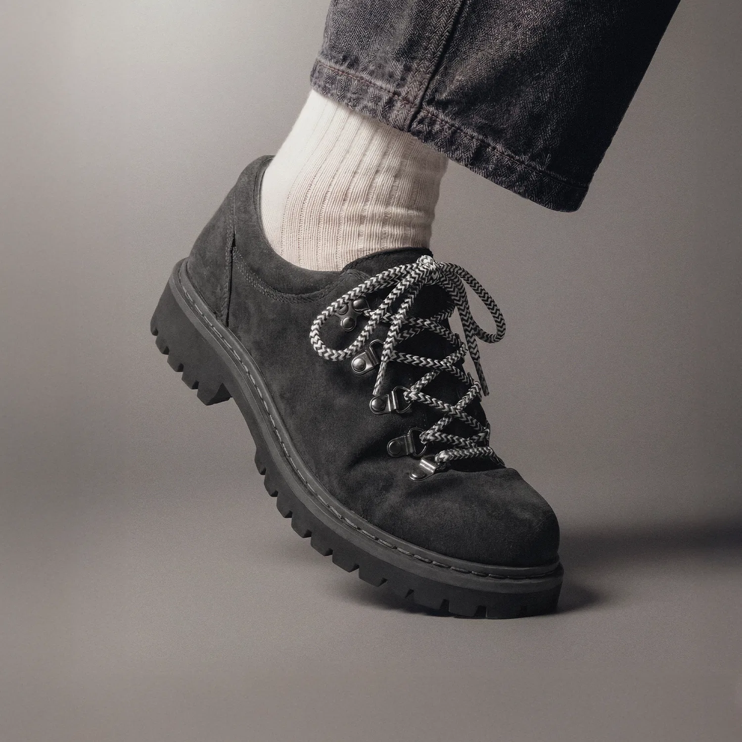 Мужские низкие кроссовки Trail Suede Trackers угольного цвета от Sixft