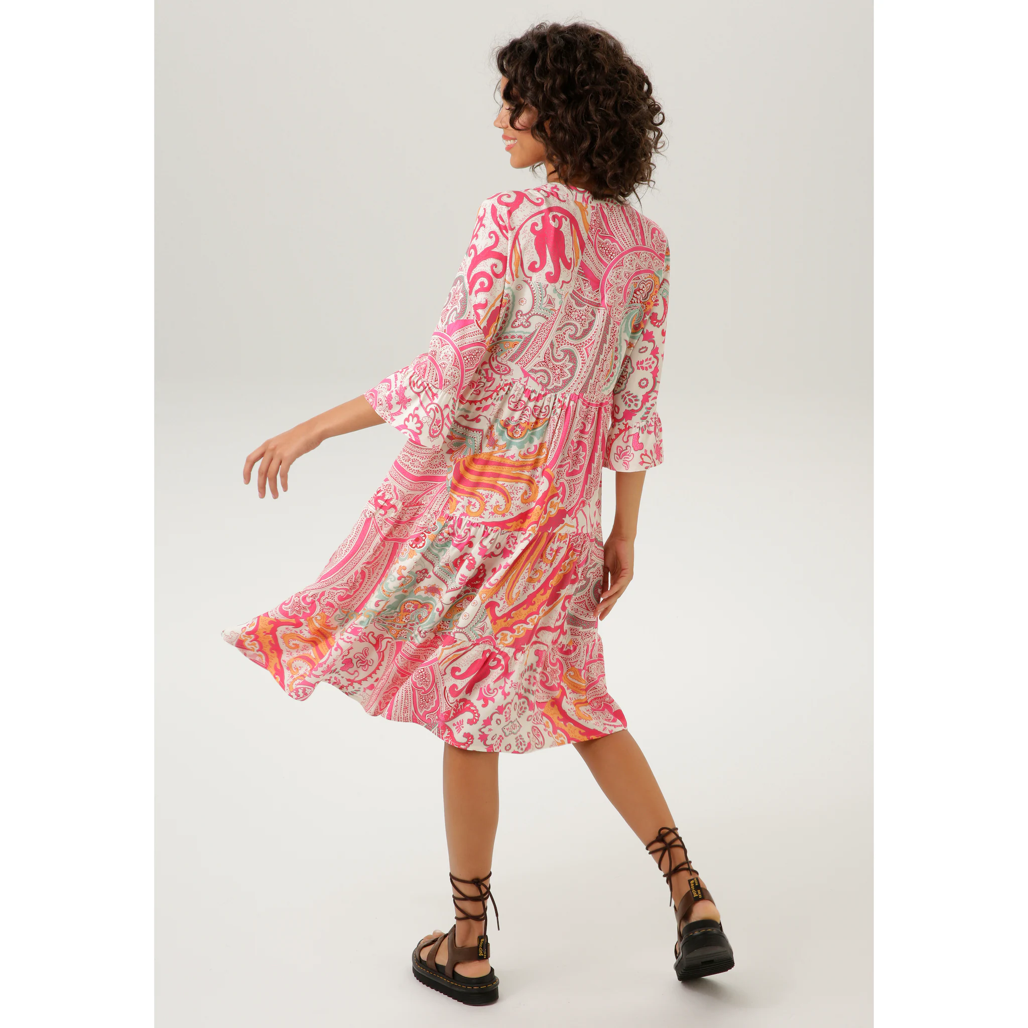 

Платье-блузка Aniston CASUAL с крупным принтом пейсли, цвет Wollweiß-Pink-Mint-Orange-Salbei-Rot
