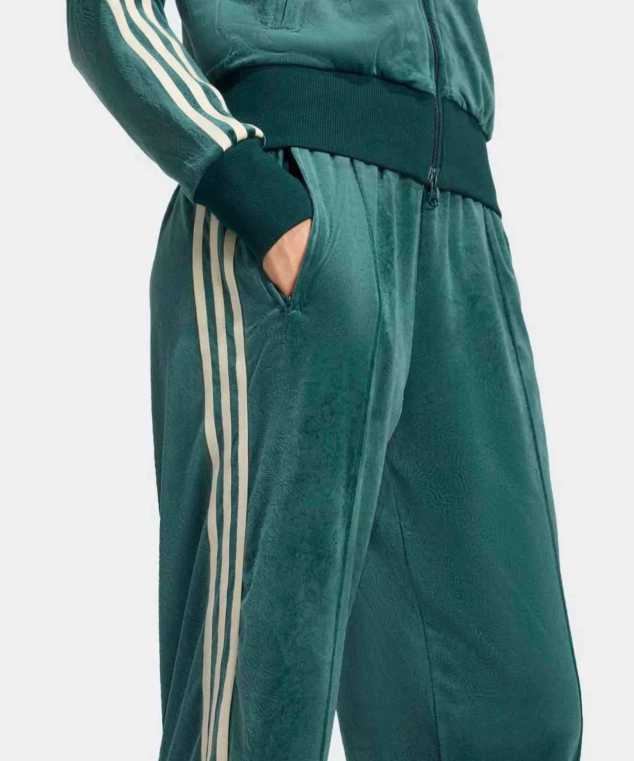 Трекпанты из вельвета с цветочным принтом adidas Originals x Liberty London, свободный крой, зелёные — фото 4